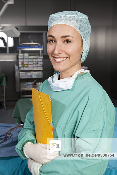 Portrait eines Chirurgen im Operationssaal