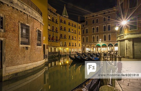 Kanal und Gondeln bei Nacht  Venedig  Venetien  Italien