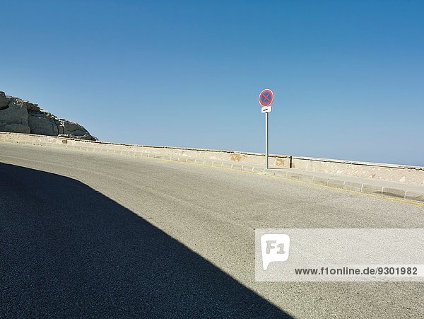 Straße am Rande der Küste,  Mallorca,  Spanien