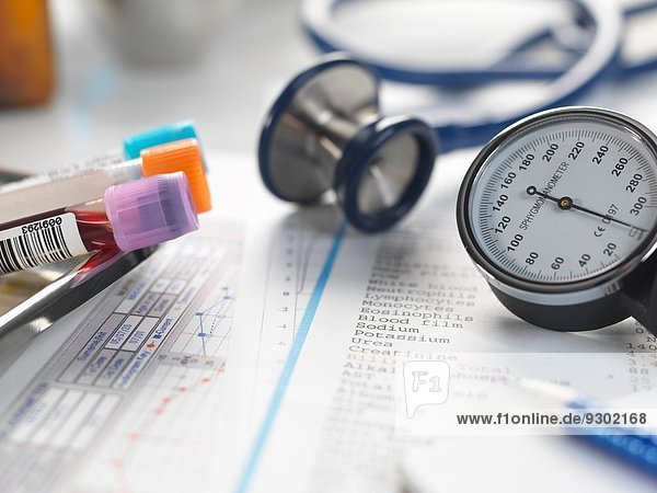 Arzttisch mit Patienten-Testergebnissen  Proben  Stethoskop und Blutdruckmesser
