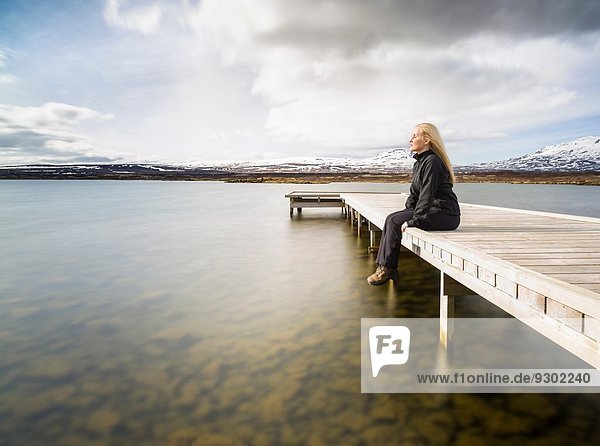 Mittlere erwachsene Frau mit Blick vom Pier Thingvellir Island
