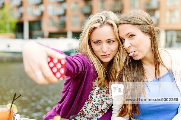 Freunde nehmen Selfie durch den Kanal