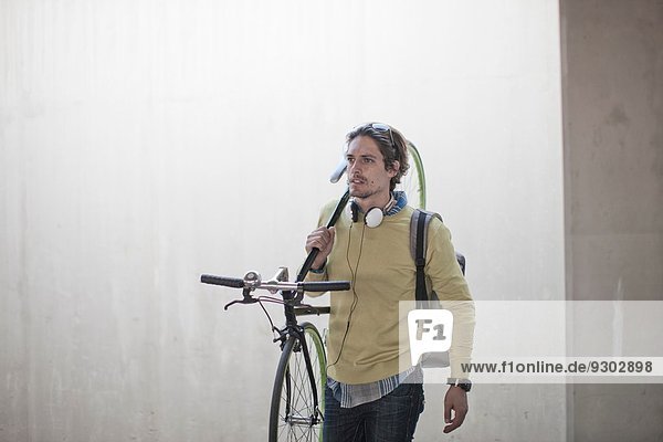 Mittlerer Erwachsener Mann mit Fahrrad durch die Stadtunterführung