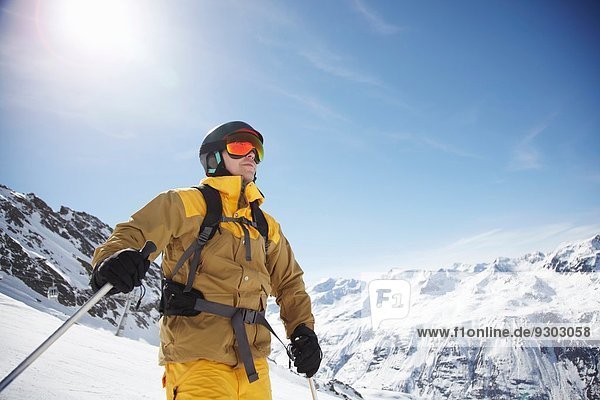 Flachwinkelaufnahme eines männlichen Skifahrers am Berg  Österreich