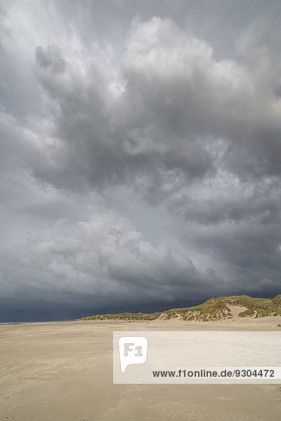 Dramatische Gewitterwolken über Strand und Dünen  Henne Strand  Region Syddanmark  Dänemark