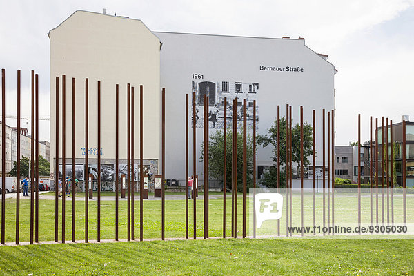 Metallstäbe symbolisieren den Mauerverlauf  Gedenkstätte Berliner Mauer an der Bernauer Straße  Berlin  Deutschland