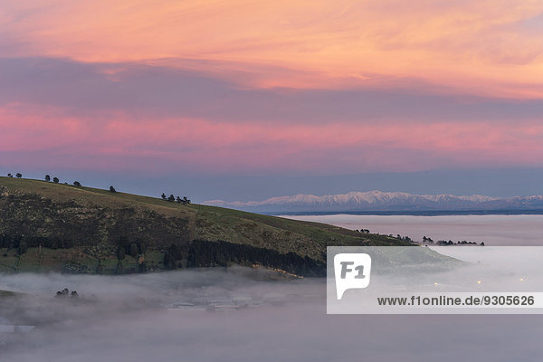 Christchurch vor Sonnenaufgang im Nebel vor den Southern Alps  Südinsel  Neuseeland