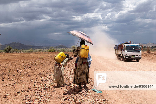 Wasserträgerinnen auf der Straße zwischen Adrigat und Mekele  Äthiopien