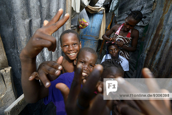 Jungen posieren lachend  Lager für Erdbebenflüchtlinge Camp Icare  Fort National  Port-au-Prince  Haiti