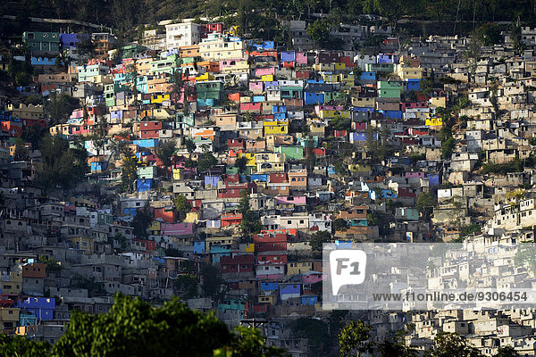 Gebäude streichen streicht streichend anstreichen anstreichend Ghetto Helligkeit Haiti