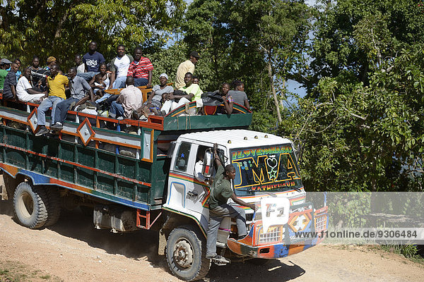LKW als Transportmittel für Menschen  Leogane  Haiti