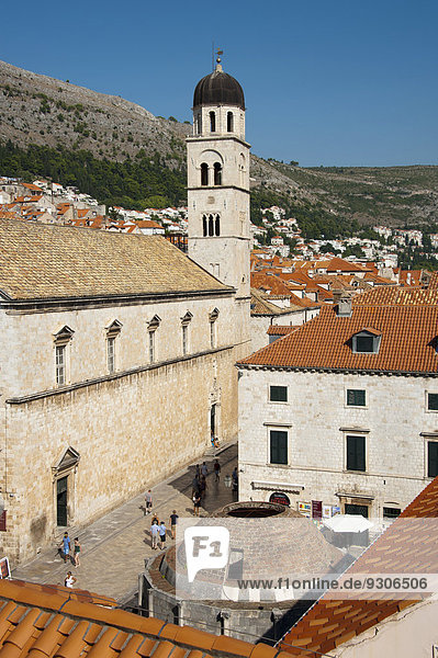 Franziskanerkloster und Großer Onofrio-Brunnen  Ausblick von der Stadtmauer  Altstadt  Dubrovnik  Dalmatien  Kroatien