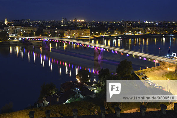 Ausblick von der Festung Petrovaradin auf die Freiheitsbrücke oder Regenbogenbrücke über die Donau  Novi Sad  Provinz Vojvodina  Serbien