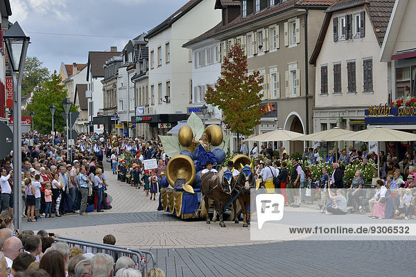 Einzug der Zwetschgenkönigin Alina I. auf dem Zwetschgenfest Bühl Baden Baden-Württemberg Deutschland
