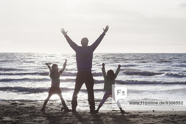 Vater und Töchter am Strand  Italien  Europa