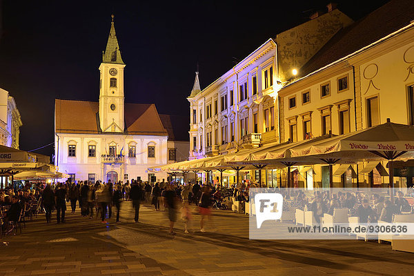 Rathaus und Marktplatz bei Nacht  Varazdin  Kroatien