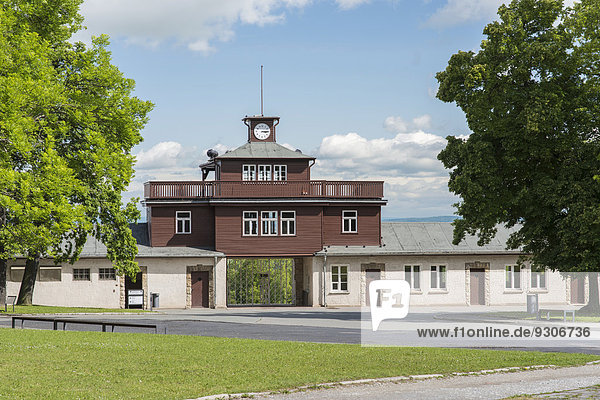 Torgebäude mit Wachturm  Gittertor restauriert 2014  erstmals Orginalfarben  Konzentrationslager Buchenwald  Weimar  Thüringen  Deutschland