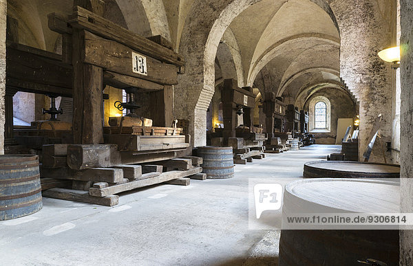 Historische Weinkeltern im Laienrefektorium  Speisesaal der Laien  Zisterzienser  Kloster Eberbach  Eltville am Rhein  Rheingau  Hessen  Deutschland