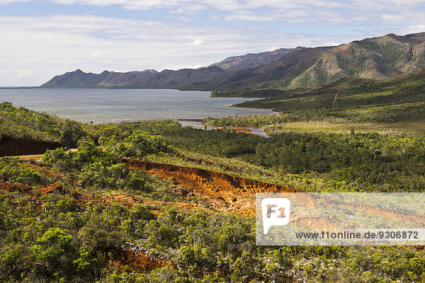 Landschaft Rote Erde an Küste  Grande Terre  Neukaledonien