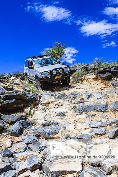 Geländewagen fährt Felsstufen hinunter  Tsauchab  Namibia
