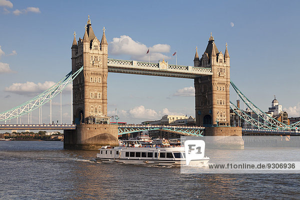 Ausflugsboot an der Tower Bridge  London  England  Großbritannien