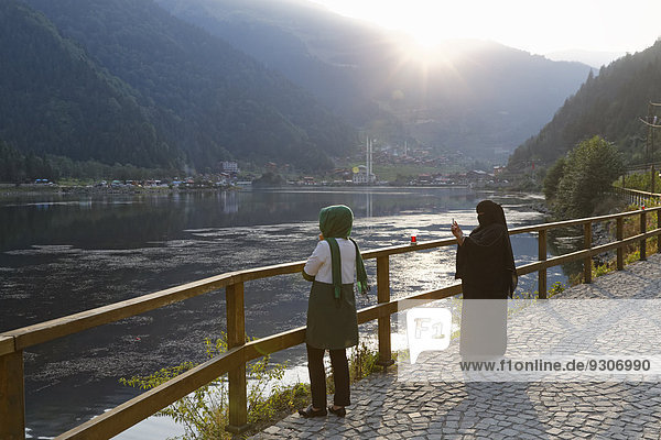 Touristinnen am Uzungöl-See  Dorf Uzungöl  Provinz Trabzon  Pontisches Gebirge  Schwarzmeerregion  Türkei