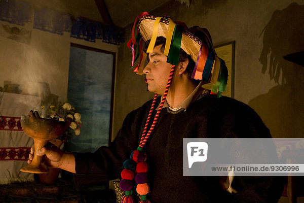 Maya-Indigena bei einer Opferzeremonie  San Christobal de las Casas  Chiapas  Mexiko