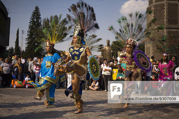 Conchero-Tänzer beim Fest der Señora de Guadalupe  Mexiko-Stadt  Distrito Federal  Mexiko