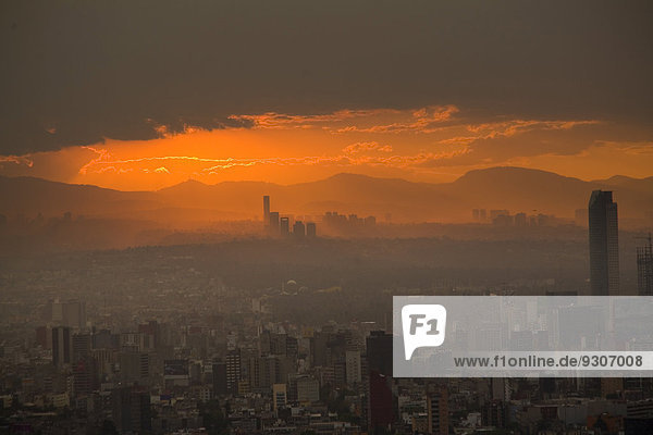 Überblick über die Stadt bei Sonnenuntergang  vom Torre Latinoamericana  Mexiko-Stadt  Distrito Federal  Mexiko
