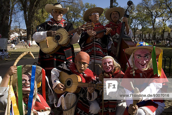 Tänzer und Musiker des Danza de los Viejitos  Tanz der Alten  Pátzcuaro  Michoacán  Mexiko