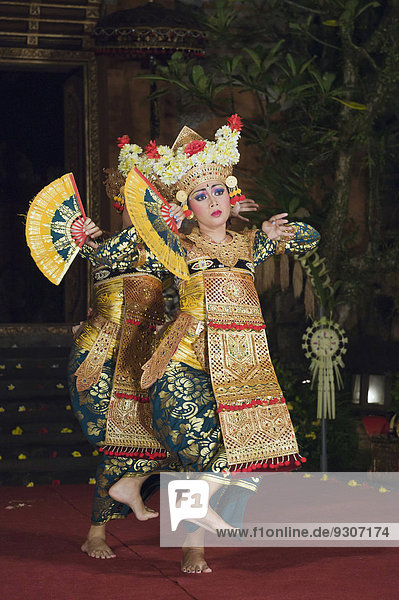 Legong dance at Puri Saren Palace  Ubud  Bali  Indonesia