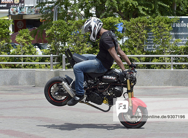 Motorrad-Stuntfahrer in Action  Cha Am  Thailand
