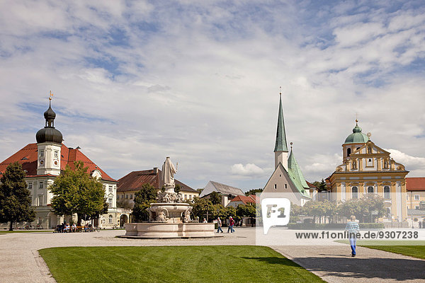 Kapellplatz mit Marienbrunnen  Magdalenakirche  Rathaus und der Gnadenkapelle  Altötting  Oberbayern  Bayern  Deutschland