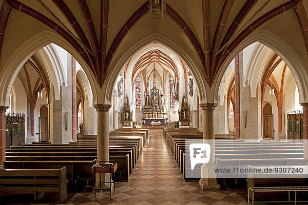 Innenraum der Pfarrkirche St. Jakob  Burghausen  Oberbayern  Bayern  Deutschland