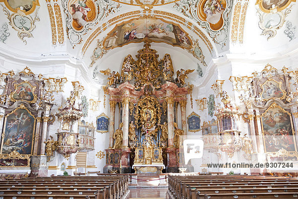 Innenraum und Altar der Wallfahrtskirche St. Maria Himmelfahrt bei Burghausen  Bayern  Deutschland  Europa
