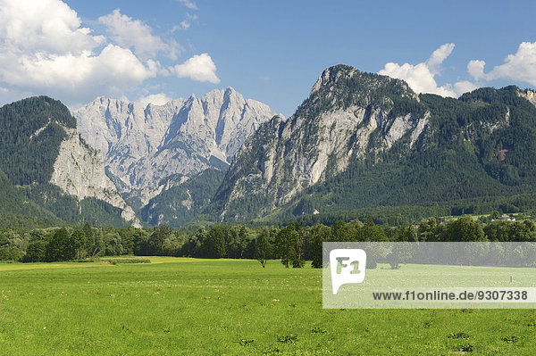 Ausblick von Weng im Gesäuse über das Ennstal auf die Berge  Nationalpark Gesäuse  Steiermark  Österreich