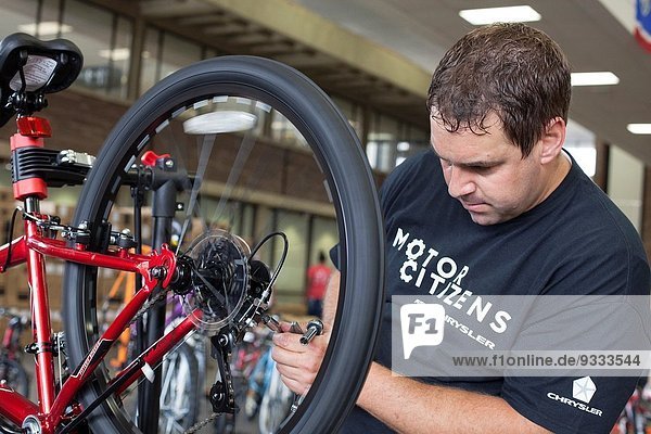 Hilfe Risiko Fürsorglichkeit zusammenbauen bringen Obstgarten Fahrrad Rad Kind Dienstleistungssektor Chrysler Unterstützung Michigan neu Freiwilliger