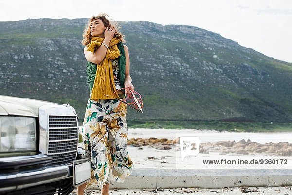 Junge Frau am luftigen Strand  Kapstadt  Westkap  Südafrika