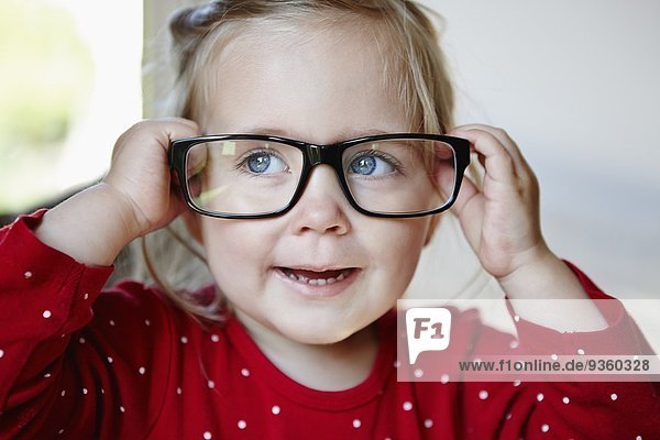 Junges Mädchen mit Brille