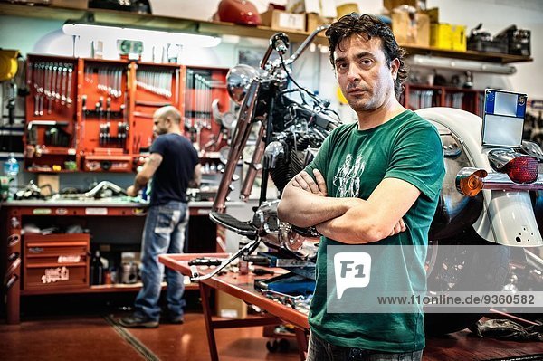 Portrait des Mechanikers in der Motorradwerkstatt
