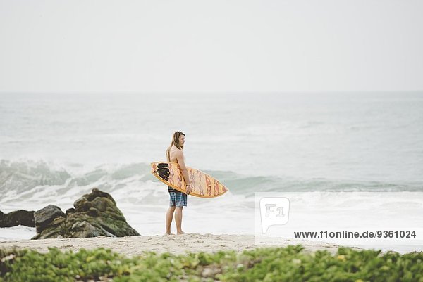 Australischer Surfer mit Surfbrett  Bacocho  Puerto Escondido  Mexiko