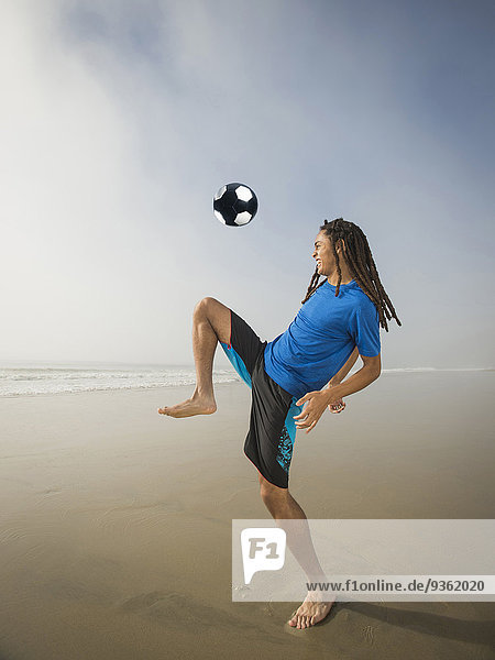 Jugendlicher Strand Junge - Person schwarz Fußball Ball Spielzeug spielen