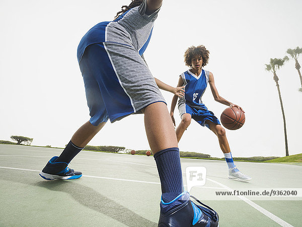 Jugendlicher Junge - Person Basketball Gericht spielen