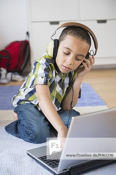 zuhören Notebook Junge - Person Kopfhörer mischen Mixed