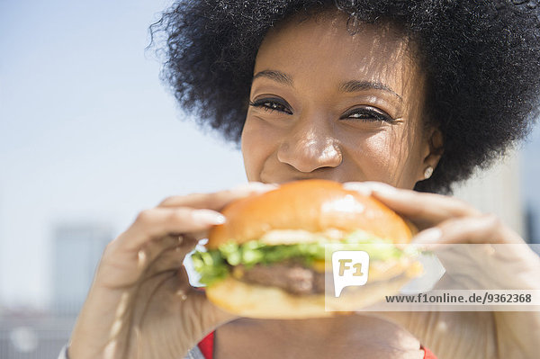 Frau amerikanisch essen essend isst Cheeseburger