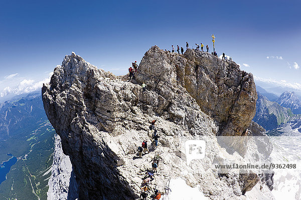 Deutschland Wandergruppe auf der Zugspitze