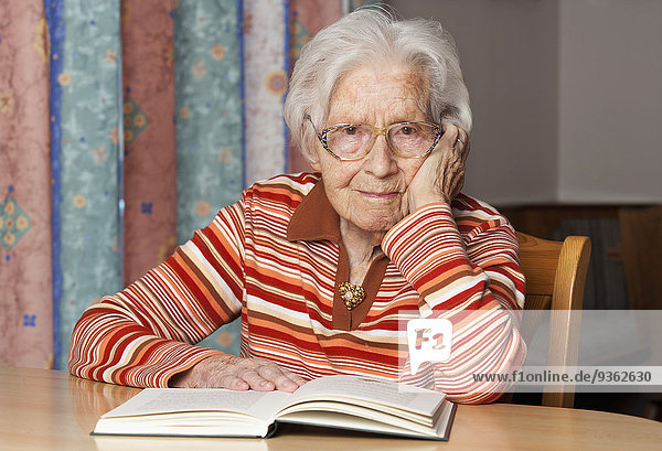 Porträt einer älteren Frau mit geöffnetem Buch