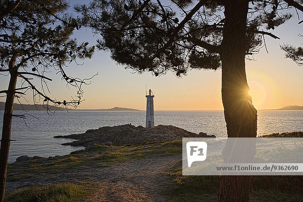 Spanien  Galizien  Leuchtturm am Strand von Leis de Nemancos bei Sonnenuntergang