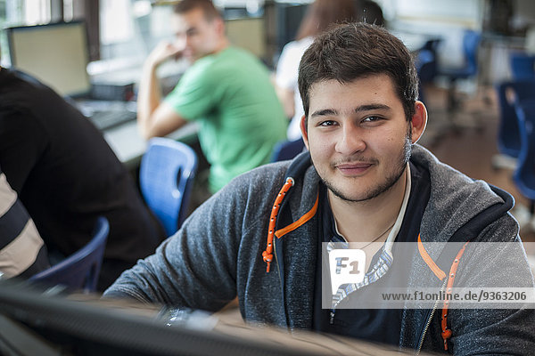 Portrait des Berufsschülers im Computerlabor