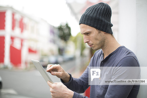 Porträt eines jungen Mannes mit digitalem Tablett